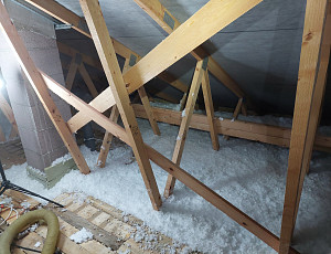 Zateplení stropu novostavby pomocí foukané izolace